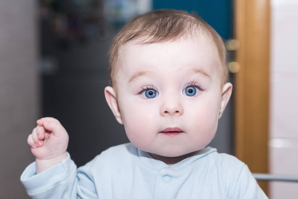 retrato de adorável bebê menina com olhos azuis
 - Foto, Imagem