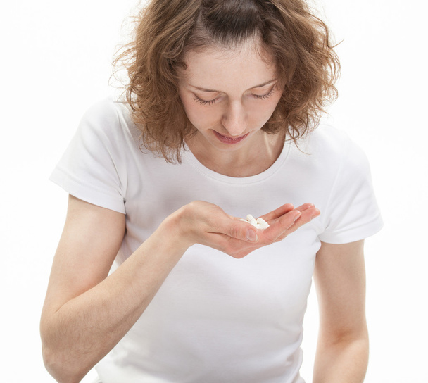 Молодая женщина принимает таблетки
 - Фото, изображение