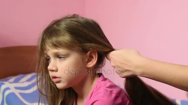 Äiti kampaus hänen pitkät hiukset tytöt ja punos ne osaksi letti
 - Materiaali, video
