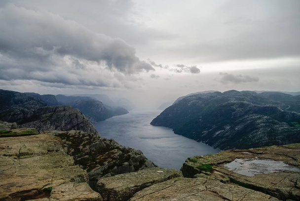 Widok na fiord Lysefjord z klifu Preikestolen lub Prekestolen, znany również jako ambona Preacher's lub Pulpit Rock, Forsand, Ryfylke, Norwegia - Zdjęcie, obraz