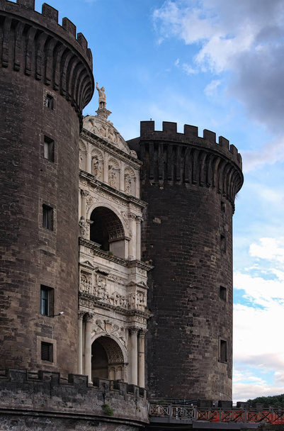 NAPLES, ITALIA, 05 de enero de 2017: Vista frontal al Castillo Nuevo (Castel Nuovo). Es un castillo medieval situado en frente de Piazza Municipio y el ayuntamiento en el centro de Nápoles, Italia
 - Foto, imagen