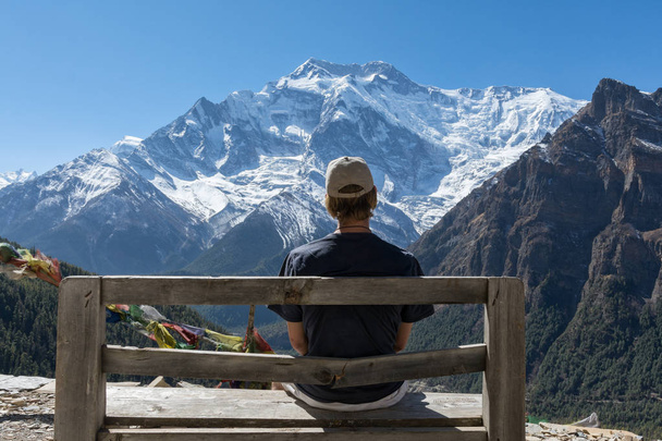 niño mirando Annapurna II pico, Nepal
 - Foto, imagen