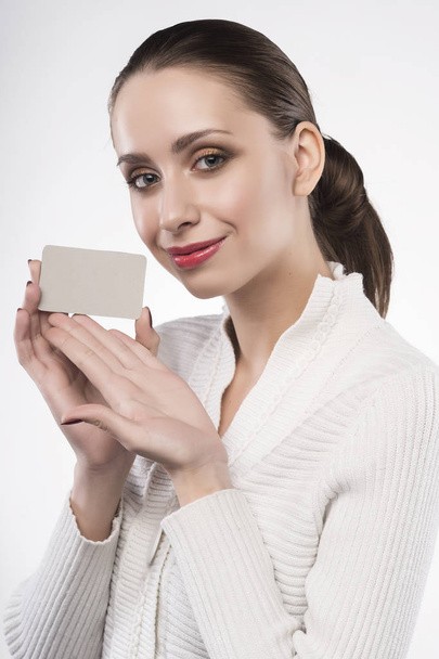 dívka má jasné karet izolované na bílém - Fotografie, Obrázek