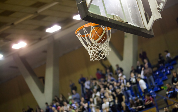 Marcando os pontos vencedores em um jogo de basquete - Foto, Imagem