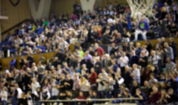 wazig achtergrond van menigte van mensen in een basketbalveld - Foto, afbeelding