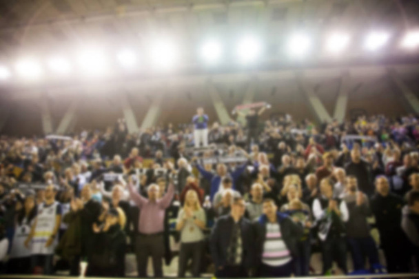 θολή φόντο του πλήθους των ανθρώπων σε ένα γήπεδο μπάσκετ - Φωτογραφία, εικόνα