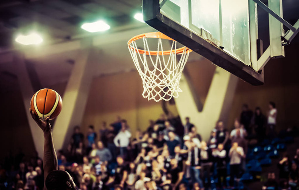 Anotar los puntos ganadores en un partido de baloncesto - Foto, Imagen