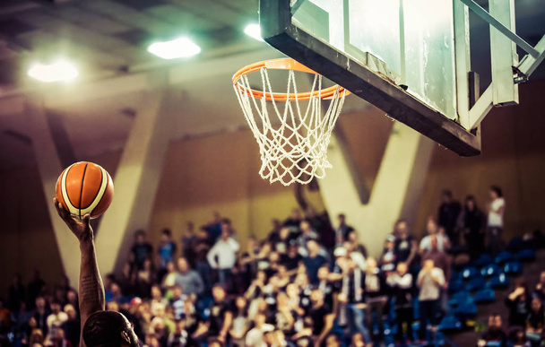 Marcando os pontos vencedores em um jogo de basquete - Foto, Imagem