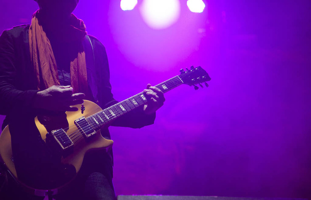 gitarist op het podium - zomers muziekfestival - Foto, afbeelding