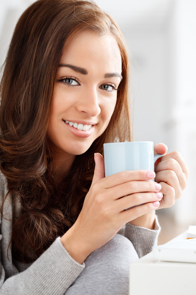 houkutteleva nuori nainen juo kahvia kotona - Valokuva, kuva