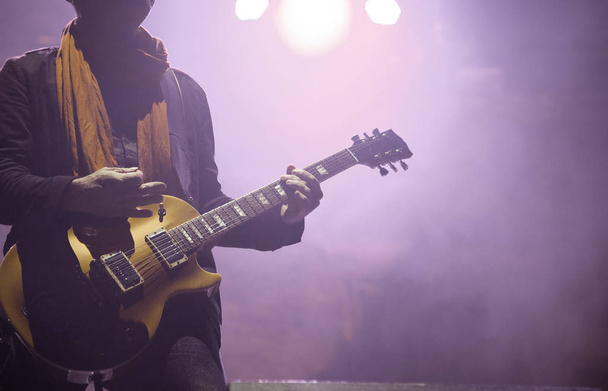 κιθαρίστας στη σκηνή - καλοκαιρινό φεστιβάλ μουσικής - Φωτογραφία, εικόνα