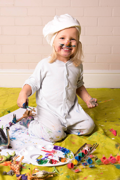 маленькая девочка играет с цветами
  - Фото, изображение