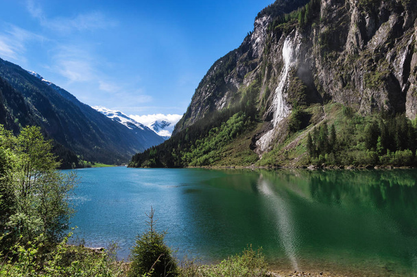 山湖高山景観。まだ決定していない湖オーストリアの夏の山の風景、チロル - 写真・画像