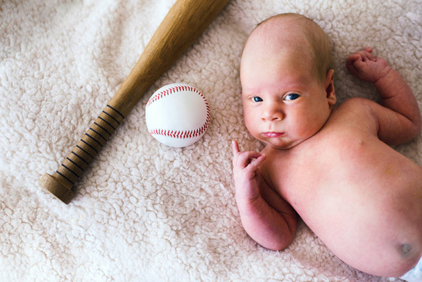 Újszülött fiú baseball ütő és labda. Jövőbeni bajnok - Fotó, kép