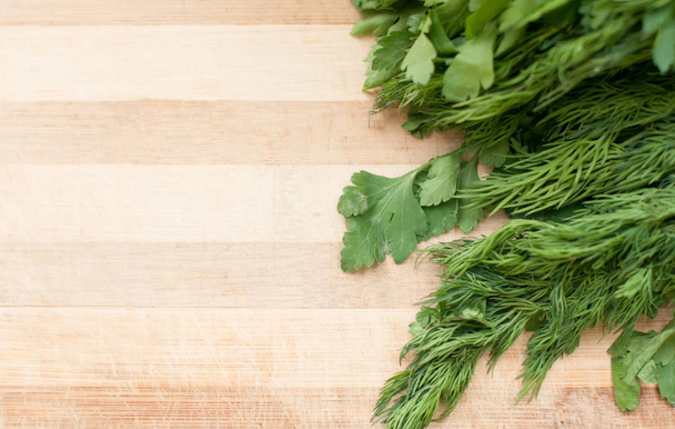 Dill and parsley on the cutting board - Foto, Bild