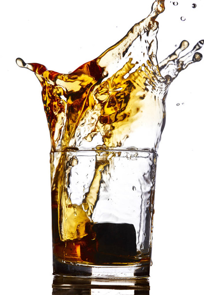 splash of whiskey isolated on white.Concept alcohol splash - Foto, Imagem