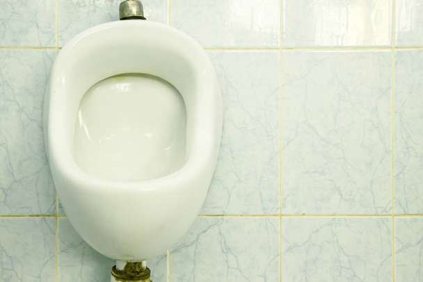 Грязная сантехника с ржавчиной в общественном туалете
 - Фото, изображение