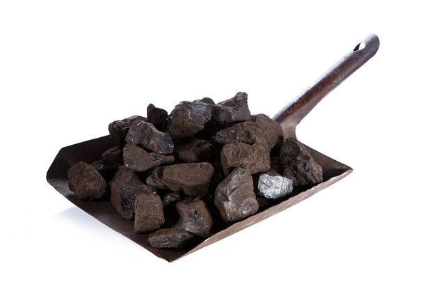 Uhlí na lopatce izolovaných na bílém pozadí - Fotografie, Obrázek