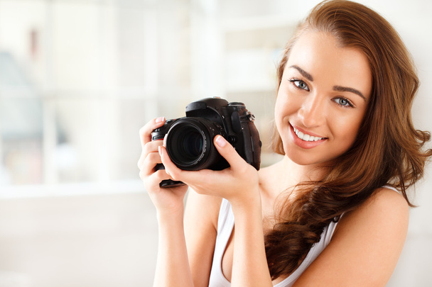 Pretty woman is a proffessional photographer with dslr camera - Foto, Imagen