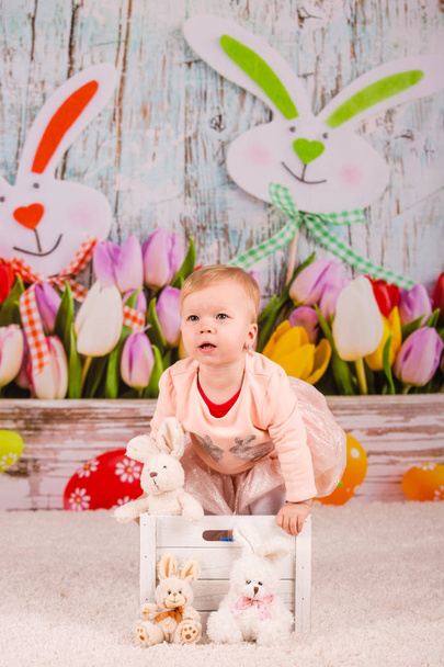 vauva tyttö pääsiäisstudiossa
 - Valokuva, kuva