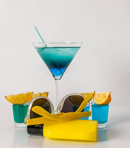 Красочный напиток в бокале мартини, синий и зеленый комбинации, ф
 - Фото, изображение