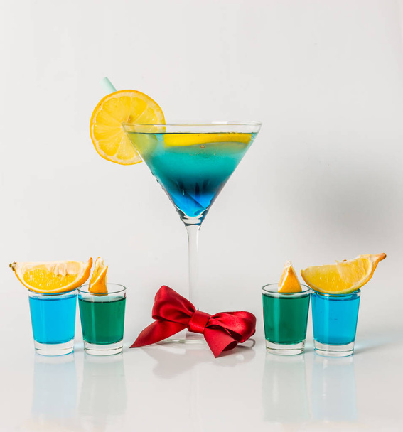 Barevné nápoje v koktejlové skleničce, kombinace modré a zelené, f - Fotografie, Obrázek