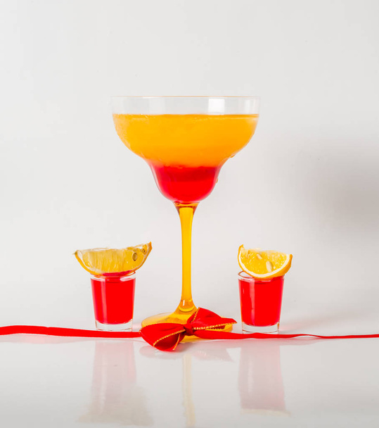Bebida colorida em uma combinação de vidro margarita, vermelho e laranja
, - Foto, Imagem