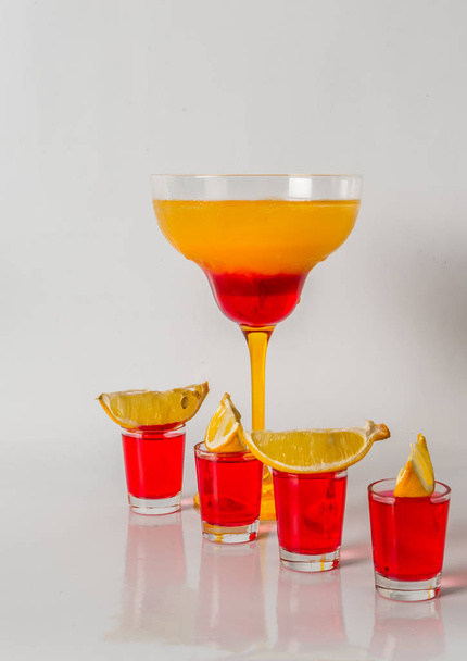 Bevanda variopinta in un bicchiere di margarita, combinazione rossa e arancione
, - Foto, immagini