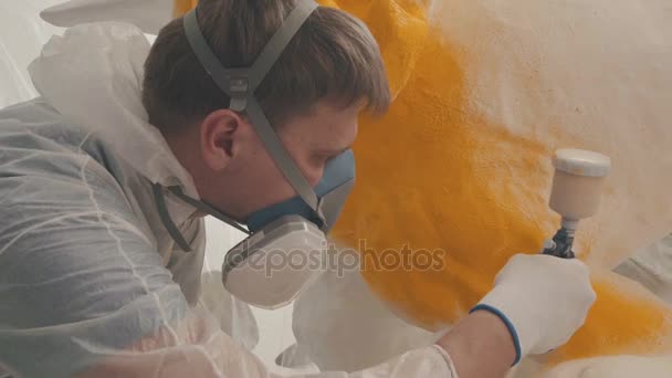 Ο άνθρωπος χρωματίζει ένα ογκώδες σχήμα φτιαγμένο από διογκωμένη πολυστερίνη - Πλάνα, βίντεο