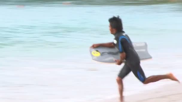 Man surfing on the beach - Filmagem, Vídeo