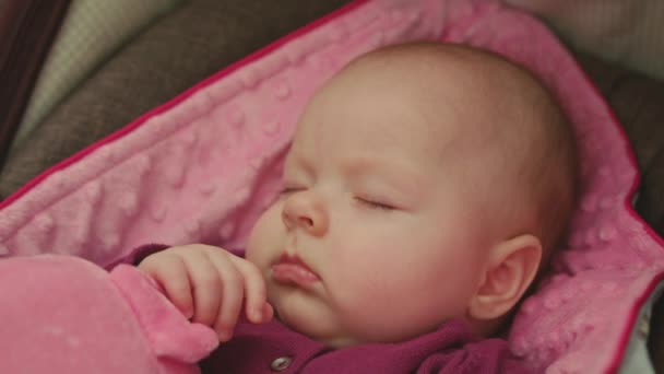 Spokojne dziecko śpiące w foteliku samochodowym - Materiał filmowy, wideo