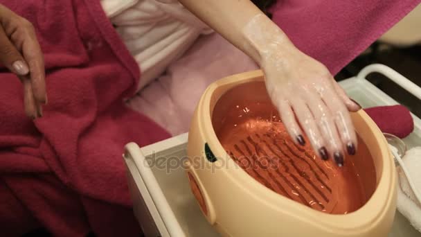 Detailní záběr ruky Zenske namáčení v ruce koupel. Péče o nehty. Hřebík umělec dělá manikúru - Záběry, video