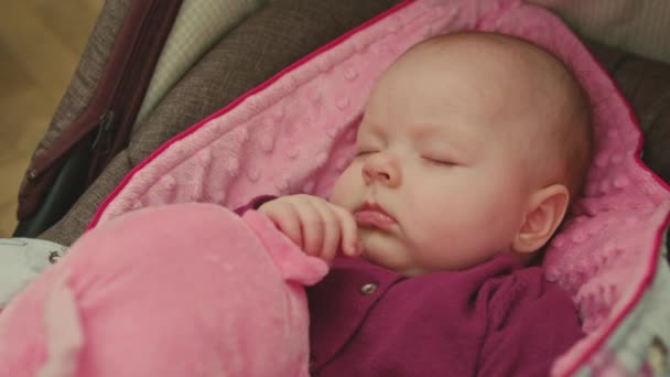 Όμορφο μωρό στον ύπνο σε ένα κάθισμα αυτοκινήτων - Πλάνα, βίντεο