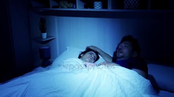 Mujer enojada con el hombre roncando por la noche en la cama
 - Imágenes, Vídeo