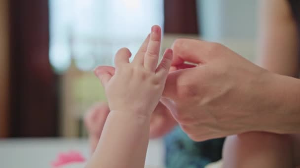 Babys pequeña mano está sosteniendo madres dedo
 - Imágenes, Vídeo