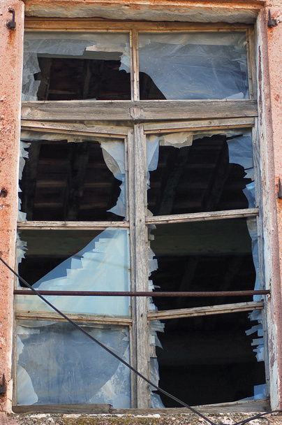 Разбитое стекло и оконная рама
 - Фото, изображение