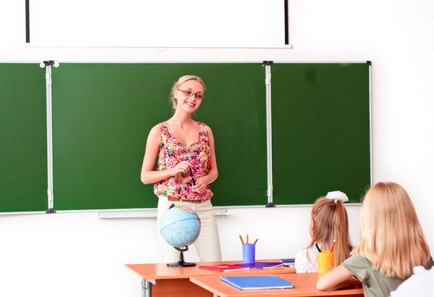 Teacher tells the children geography lesson - Фото, зображення
