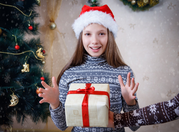 Sorpresa ragazza che riceve regalo di Natale
 - Foto, immagini