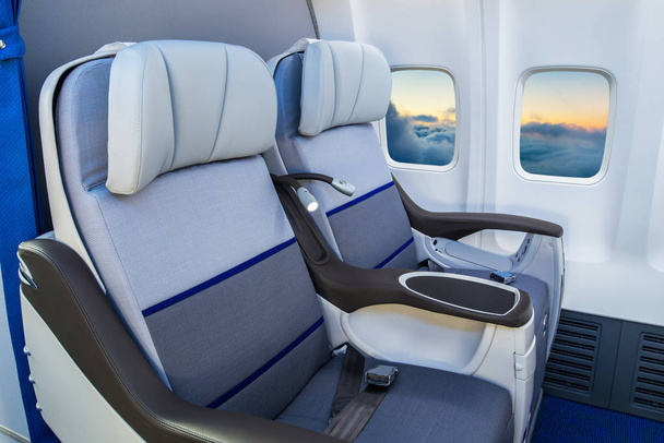 Пустые сиденья и окна внутри самолета
 - Фото, изображение