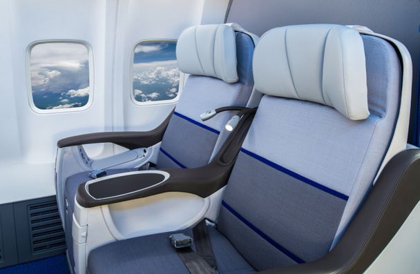 空の席と航空機内のウィンドウ - 写真・画像