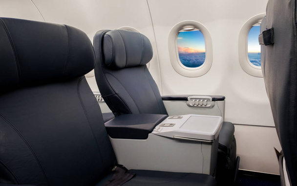 Lege stoelen en venster binnen een vliegtuig - Foto, afbeelding