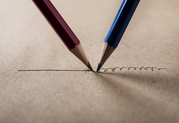 Close-up de um lápis afiado escrevendo uma linha reta
 - Foto, Imagem