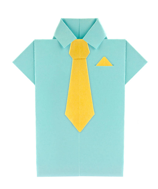 Chemise bleue avec cravate jaune et châle d'origami
. - Photo, image