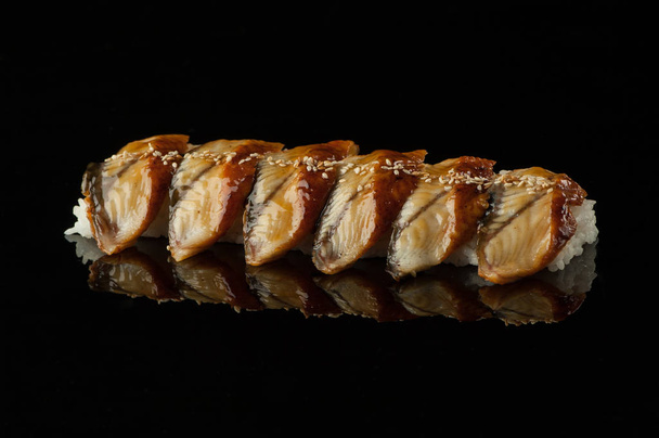 sushi em fundo preto - Foto, Imagem
