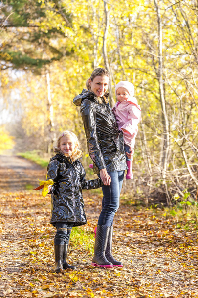 matka se svými dcerami v podzimní přírodě - Fotografie, Obrázek