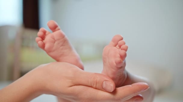 Madres mano acariciando recién nacidos bebé pies
 - Metraje, vídeo