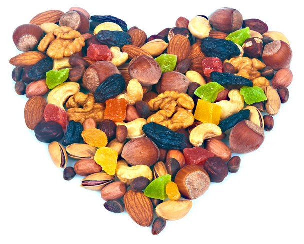 mix van noten en gedroogde vruchten in de vorm van een hart - Foto, afbeelding