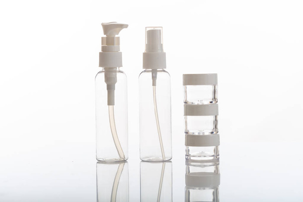 leere transparente Kosmetikflaschen und Gläser auf weißem Hintergrund - Foto, Bild