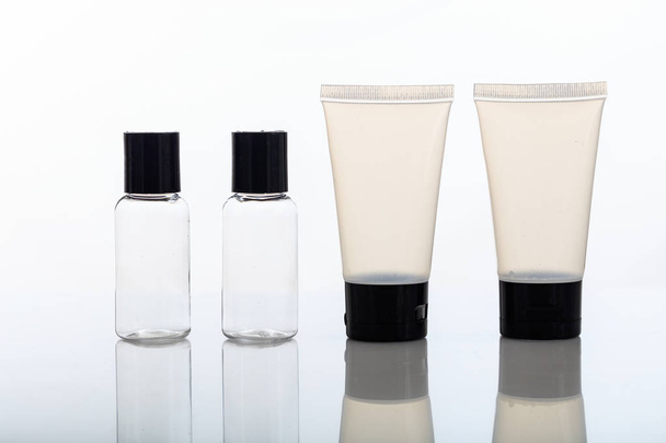 Üres átlátszó kozmetikai palackok és csövek fehér háttér - Fotó, kép