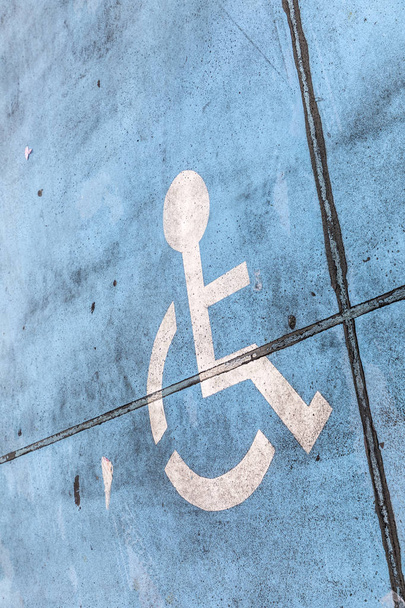 синий знак инвалидности на парковке
 - Фото, изображение